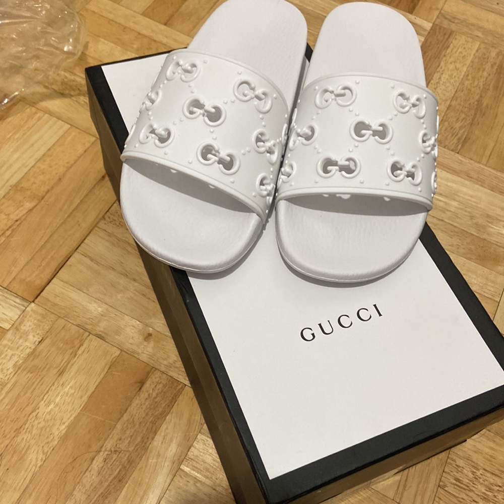 Gucci Women's rubber GG slide sandal| Size 37